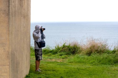 Kaptan ve Güneş Gözlüklü Adam Şehir Anlarını Kameraya Çekiyor