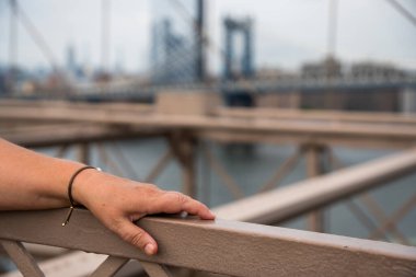 Manhattan 'ın çarpıcı manzarasıyla New York' ta gezinen yaşlı kadın