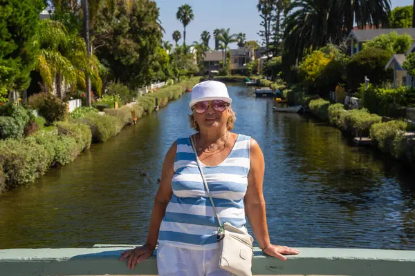 Femme Senior Promenade Venise Los Angeles — Photo