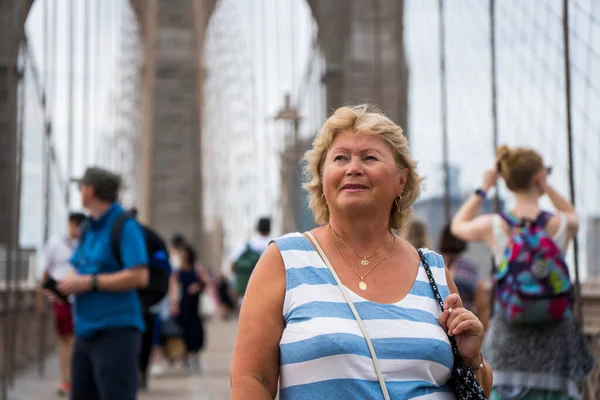 見事なマンハッタンビューでニューヨークを横断する高齢女性 — ストック写真