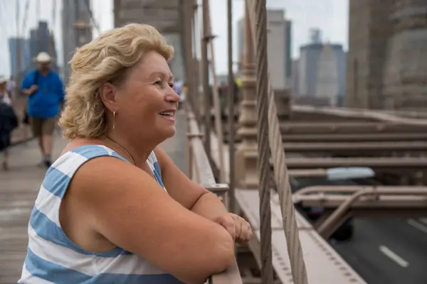 Femme Âgée Promenant Dans New York Avec Une Vue Imprenable — Photo