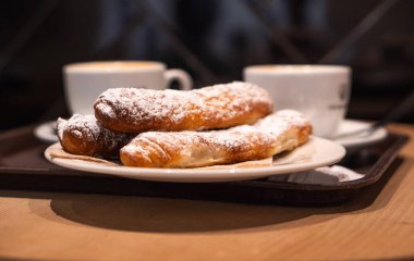 Sıcak bir kafede kahve ve hamur işleriyle uğraştım.