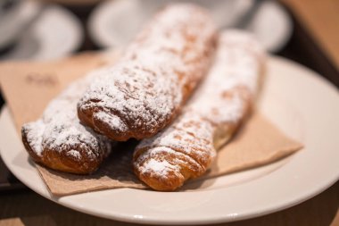 Sıcak bir kafede kahve ve hamur işleriyle uğraştım.