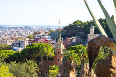 Barcelona 'nın canlı şehir manzarasının manzaralı görüntüsü