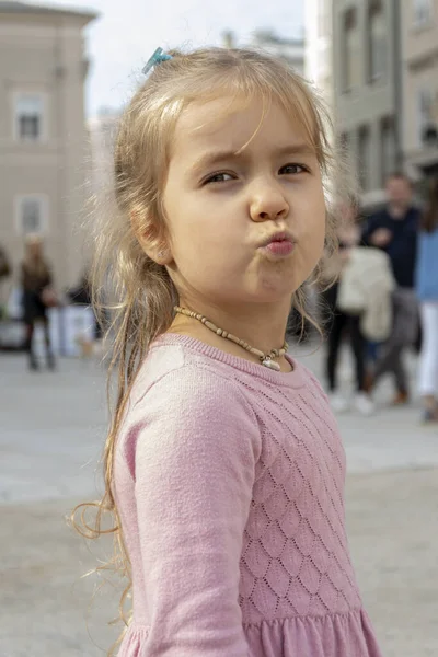 Street Portrait Little Girl Years Old Blurred Urban Background Old — Stock Photo, Image