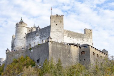Salzburg Hohensalzburg Kalesi, 900 yaşında, tarihi eser, bir dağın tepesinde, Avrupa 'nın en büyük kalesi; Avusturya, Salzburg, 28 Ekim 2022.