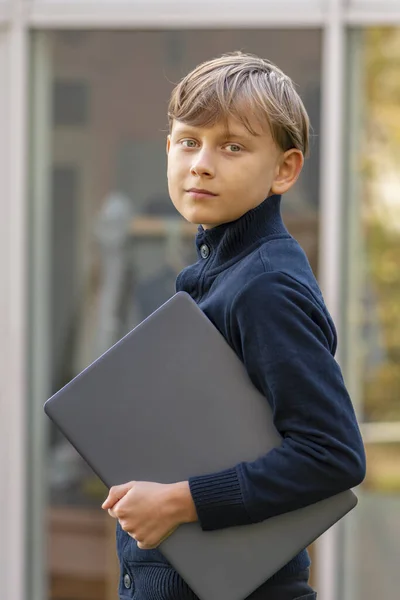 Straßenporträt Eines Jährigen Jungen Mit Einem Laptop Unter Dem Arm — Stockfoto