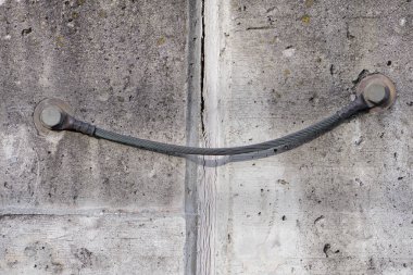 Kalın bir metal kablo ya da kablo beton levhalar arasında vidalanır, bina zeminlenir ve metro istasyonlarındaki statik gerilimi azaltır.