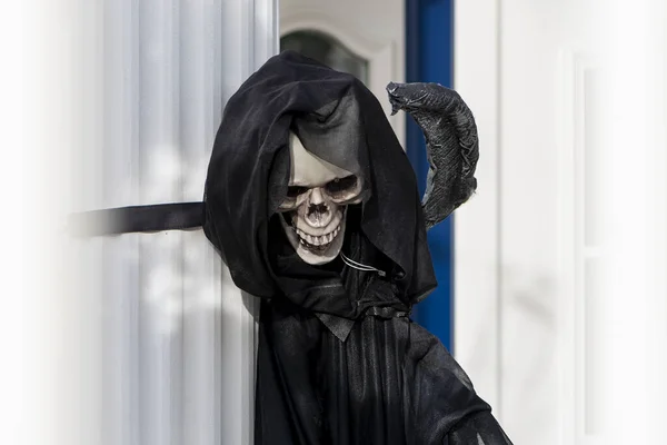 Die Figur Des Todesengels Schwarzen Kapuzenpulli Wird Den Zaun Gesteckt — Stockfoto