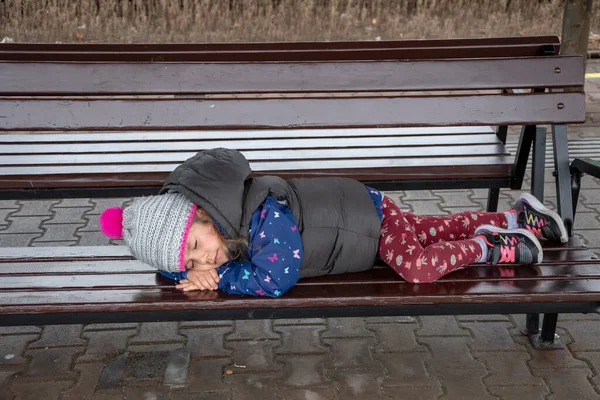 Mała Dziewczynka Śpi Ławce Stacji Kolejowej Koncepcja Ukraińscy Uchodźcy Migranci — Zdjęcie stockowe
