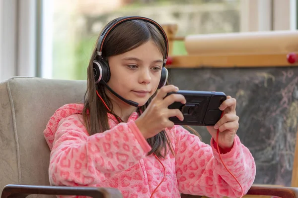 Porträt Eines Jährigen Mädchens Das Ein Spiel Auf Einem Smartphone — Stockfoto