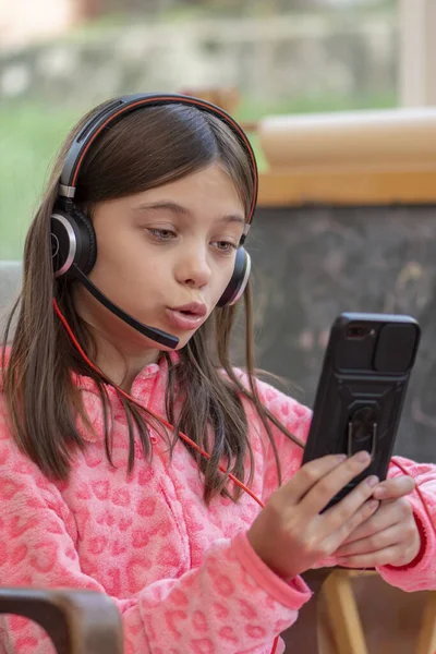 Porträt Eines Jährigen Mädchens Das Über Ein Smartphone Über Kopfhörer — Stockfoto