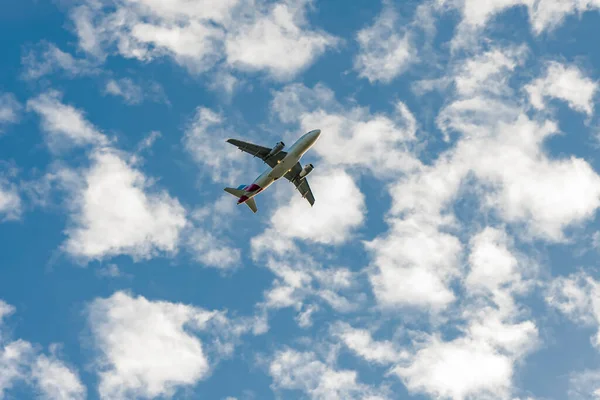 Passagierflugzeug Vor Dem Hintergrund Eines Blauen Himmels Mit Wolken — Stockfoto