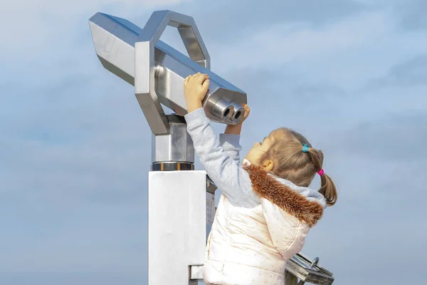 Una Chica Turista Mira Través Binoscopio Plataforma Observación Contra Cielo — Foto de Stock