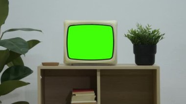Masanın üzerinde eski bir televizyon, alfa kanalı, kromakey, yeşil ekran, ev içi. Videonuz için bir yer.