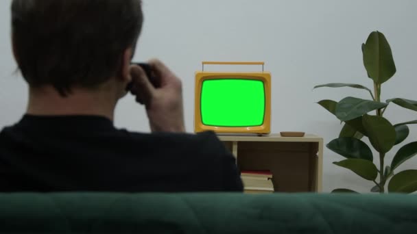 Ein Mann Sitzt Vor Einem Alten Röhrenfernseher Auf Dem Sofa — Stockvideo