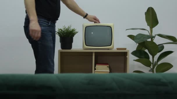 Homem Liga Uma Tubo Velha Senta Sofá Interior Casa Lugar — Vídeo de Stock