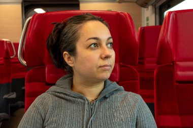 35-40 yaşlarında düşünceli bir kadın tren vagonunda..