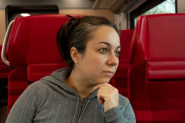 35-40 yaşlarında düşünceli bir kadın tren vagonunda..