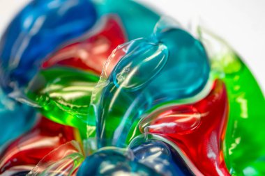 Renkli çamaşır deterjanı kapsülleri, yakın çekim, seçici odaklanma..