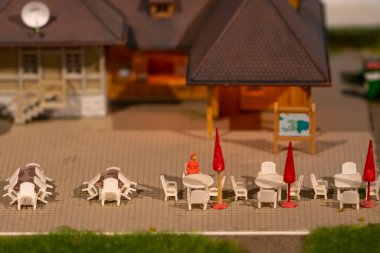 Toy models of single-storey houses, urban or rural landscape.