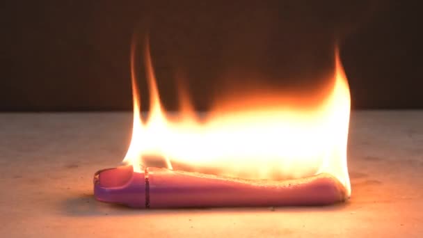 電子タバコは明るい炎で燃え 火花が暗い背景で飛ぶ バッテリー 煙からのツイスト線の短い回路 — ストック動画