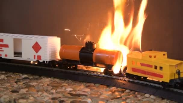 Trem Tanque Combustível Trem Brinquedo Estão Queimando Fundo Escuro Chamas — Vídeo de Stock
