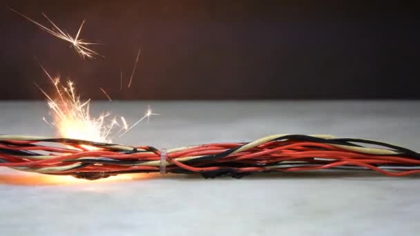 Электрическая Проводка Провода Выделены Темном Фоне Короткое Замыкание Закрученных Проводах — стоковое видео