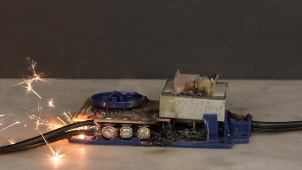 Draden Elektrische Microlaat Branden Vonken Kortsluiting Donkere Achtergrond Onjuiste Verbinding — Stockvideo