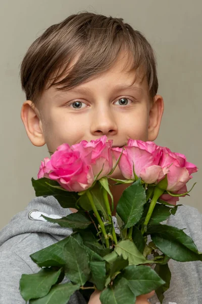 Portrét Chlapce Kyticí Růží Světlém Pozadí Koncept Dovolená Gratulace Mužská — Stock fotografie