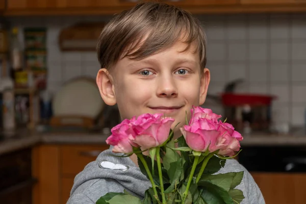 Portrét Desetiletého Chlapce Svírajícího Pozadí Kuchyně Kytici Růží Koncept Gratulace — Stock fotografie