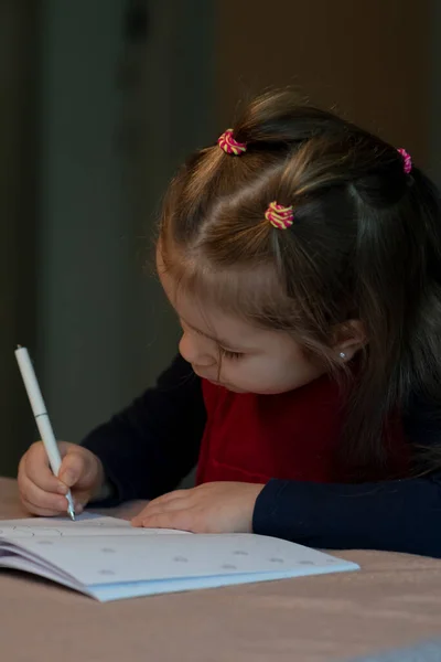 Uma Menina Escreve Cartas Caderno Sentado Uma Mesa Tonalidade Escura — Fotografia de Stock