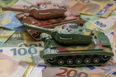 Tanklar avroluk banknotlarla gider. Kavram: askeri ve mali yardım, silah maliyetleri, Rusya ile savaş, silah desteği, teçhizat transferi.