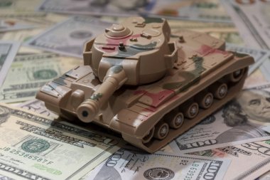 Askeri tank, Amerikan dolarları. Kavram: Ukrayna 'ya askeri ve mali yardım, yüksek silah maliyetleri, Amerika' dan silah arzları.