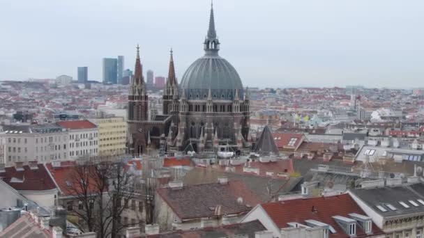 俯瞰维也纳街道房屋的顶部 与山相对照的古老的奥地利城市 天主教教堂 铺了砖的屋顶 城市景观全景 — 图库视频影像