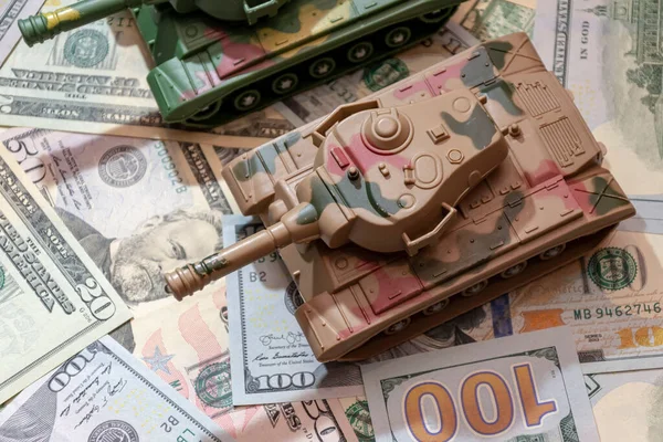 Askeri tanklar, Amerikan doları, yakın plan. Konsept: silah harcamaları, askeri yardım, silah ve mühimmat ticareti, para kredisi, Ukrayna 'da savaş.