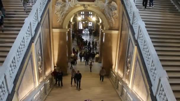 Timelapse Натовп Людей Відвідувачів Швидко Пересуваються Сходах Залах Віденського Музею — стокове відео
