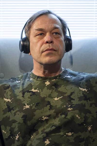 Man Militäruniform Gammal Sitter Vid Fönstret Med Hörlurar Behandling Posttraumatiskt — Stockfoto