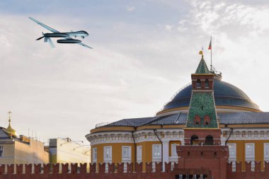 İnsansız hava aracı Rusya 'nın gökyüzünde Kızıl Meydan üzerinde uçuyor. Kavram: Savaş uçağı, Kremlin 'e hava saldırısı, Ukrayna karşı saldırısı.