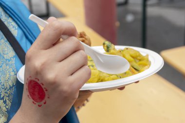 Hindu festivalinde bedava yiyecek ve ikram, yoldan geçenler için vejetaryen yemekler, yanan yiyecekleri beslemek..