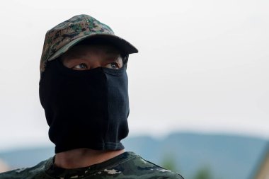 Paralı asker, kar maskeli asker yüzü, metnin için yer bulanık arka planda kamuflaj üniforması. Kavram: Özel askeri şirket, silahlı çatışma, Ukrayna 'da savaş.