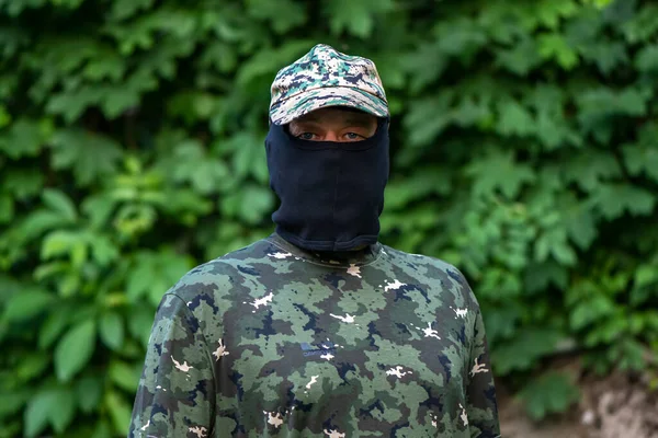 Portret Van Een Militaire Huurling Bivakmuts Militair Uniform Een Wazige — Stockfoto