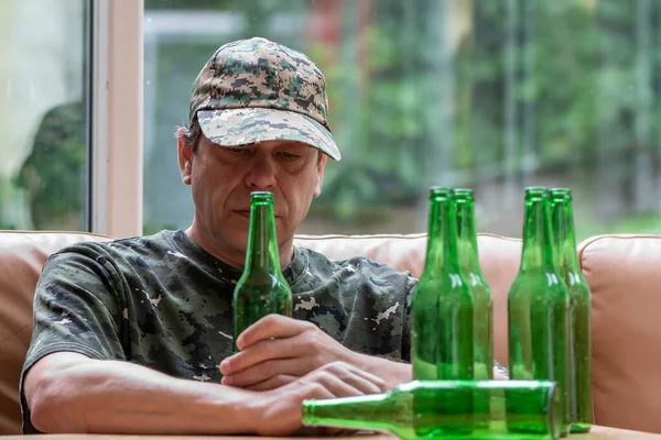 Soldat Mobilisé Uniforme Avec Une Bouteille Bière Main Beaucoup Bouteilles — Photo