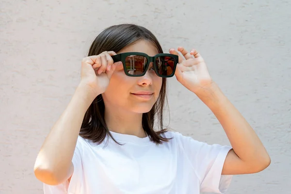 Adolescente Chica Probándose Grandes Gafas Sol Contra Fondo Claro —  Fotos de Stock