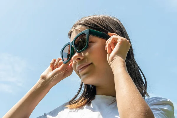 Una Chica Con Gafas Sol Grandes Contra Cielo Azul — Foto de Stock
