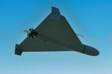Mavi arka planda askeri kamikaze dronu. Gökyüzünde savaş uçağı, Ukrayna 'da savaş. İranlı Şaban İHA saldırısı, 3D.