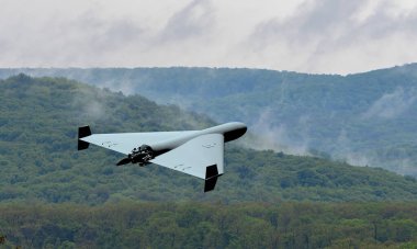 Askeri kamikaze dronu bulutların üzerinde uçuyor, gökyüzünde savaş uçağı, Ukrayna 'da savaş. İranlı İHA saldırısı Shahed, 3 boyutlu.