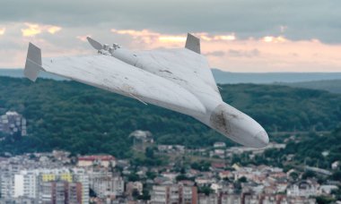 İran askeri kamikaze uçağı şehre saldırıyor, gökyüzünde insansız hava aracı, Ukrayna 'da savaş, şehir altyapısına saldırı..
