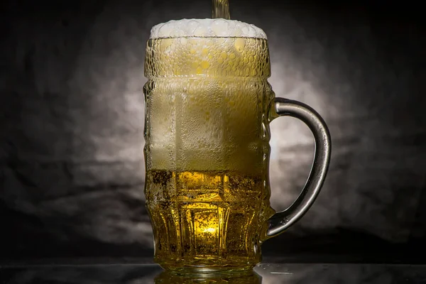 Una Taza Vidrio Vierte Con Cerveza Parte Superior Sobre Fondo —  Fotos de Stock