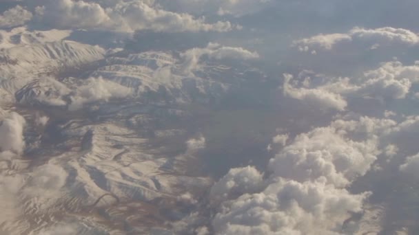 Flygfoto Från Molnens Flygplan Och Jordens Bergiga Yta Kamerarörelse — Stockvideo